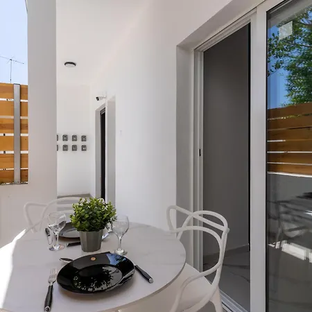 The Pop Art Residences & In * לרנקה
